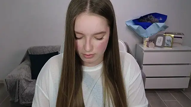 EvaMaddison online show from December 17, 2025, 8:36 pm