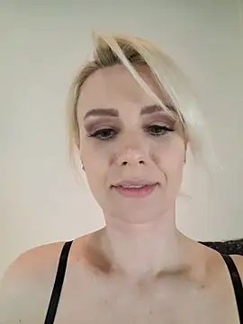 AureliaDoux online show from March 16, 2025, 6:01 pm