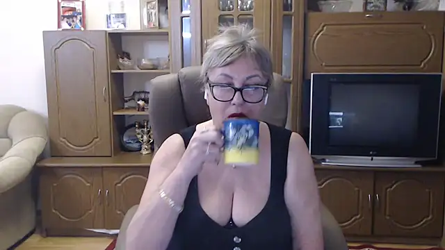 Snapshot of Kallliina chatting on December 21, 2025, 8:05 am Kallliina online show from December 21, 2025, 8:05 am