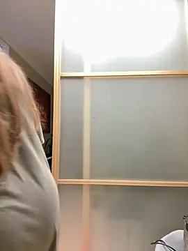 Snapshot of remirann_ chatting on February 14, 2025, 6:29 pm remirann online show from February 14, 2025, 6:29 pm