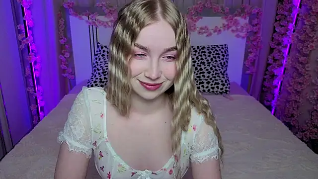 Snapshot of LilyStarlight chatting on May 4, 2026, 3:43 am LilyStarlight online show from May 4, 2026, 3:43 am