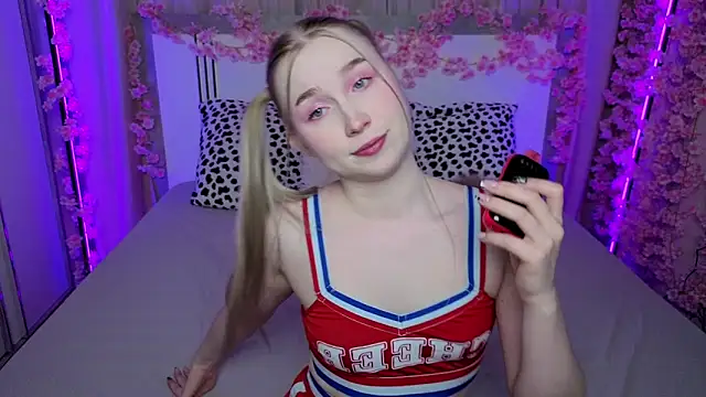 Snapshot of LilyStarlight chatting on May 7, 2026, 4:28 am LilyStarlight online show from May 7, 2026, 4:28 am