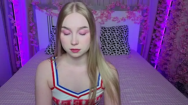 Snapshot of LilyStarlight chatting on May 17, 2026, 3:28 am LilyStarlight online show from May 17, 2026, 3:28 am