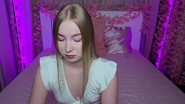 LilyStarlight online show from June 18, 2026, 3:49 am