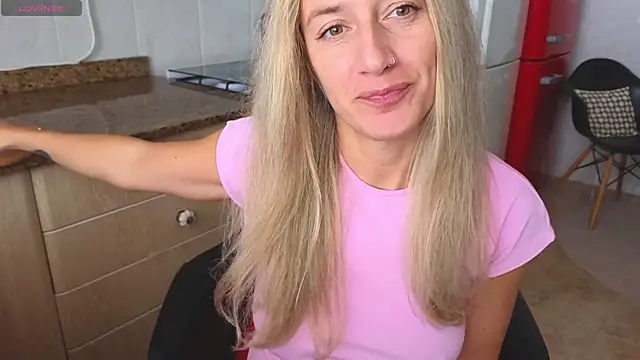 Snapshot of Lunamix chatting on November 20, 2025, 10:49 am Lunamix online show from November 20, 2025, 10:49 am