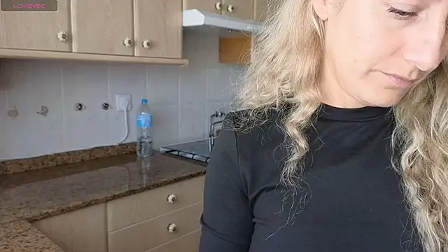 Snapshot of Lunamix chatting on February 21, 2026, 12:18 pm Lunamix online show from February 21, 2026, 12:18 pm