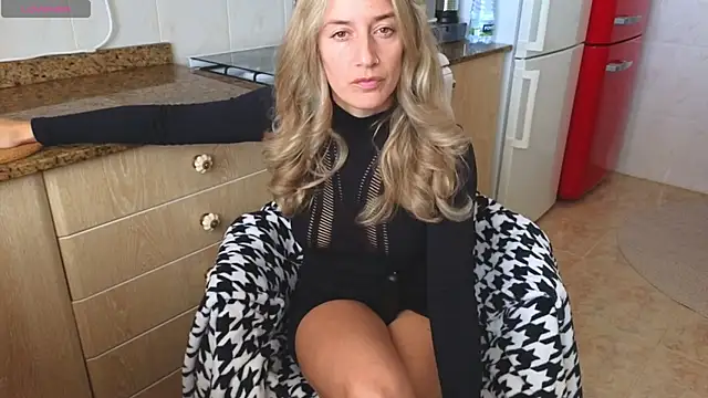 Snapshot of Lunamix chatting on January 15, 2026, 12:19 pm Lunamix online show from January 15, 2026, 12:19 pm