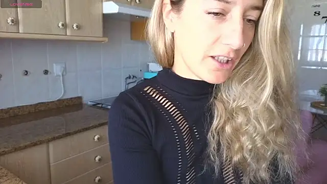 Snapshot of Lunamix chatting on February 13, 2026, 11:43 am Lunamix online show from February 13, 2026, 11:43 am