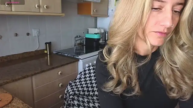 Snapshot of Lunamix chatting on January 9, 2026, 12:34 pm Lunamix online show from January 9, 2026, 12:34 pm