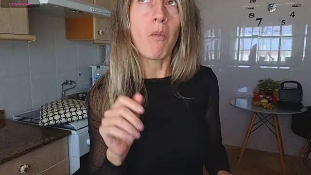 Snapshot of Lunamix chatting on March 12, 2025, 12:57 pm Lunamix online show from March 12, 2025, 12:57 pm