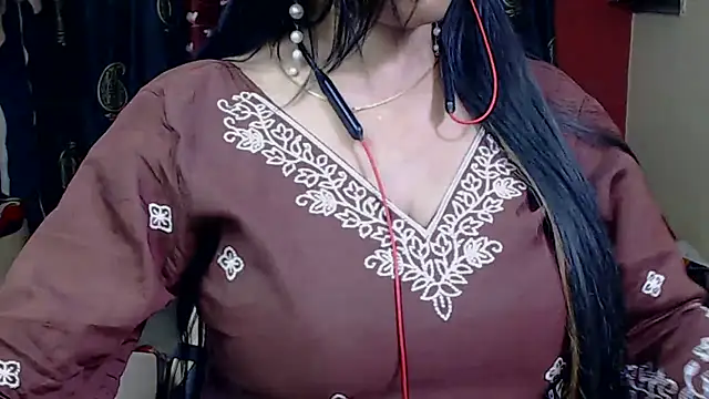 Naiaa-mylove online show from September 24, 2025, 6:42 am