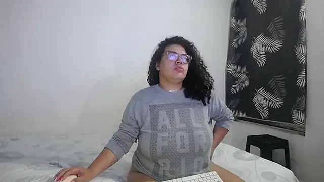 mabigomez00 online show from April 17, 2026, 9:12 am