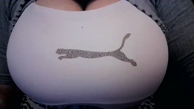 Snapshot of AnnyelinnaLove chatting on July 11, 2026, 10:43 pm AnnyelinnaLove online show from July 11, 2026, 10:43 pm