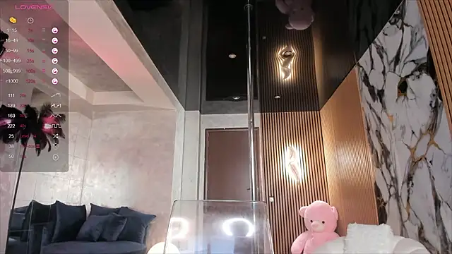 LisaAkira online show from March 19, 2026, 7:41 am