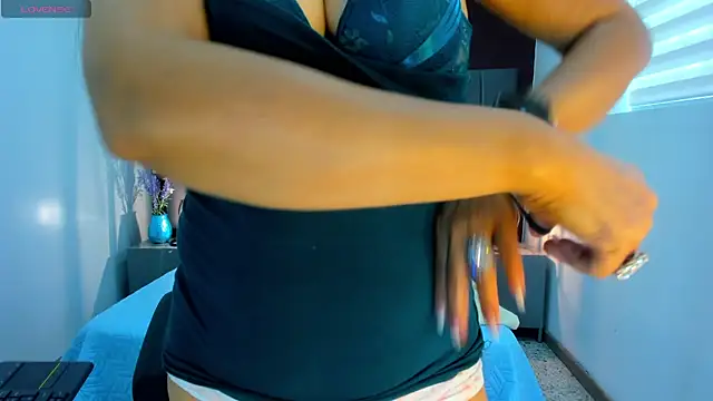 Snapshot of moxa_hot chatting on October 28, 2025, 2:27 pm moxa hot online show from October 28, 2025, 2:27 pm