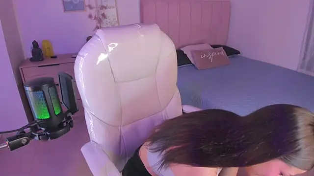 Amaia Daniells online show from March 19, 2025, 3:30 am