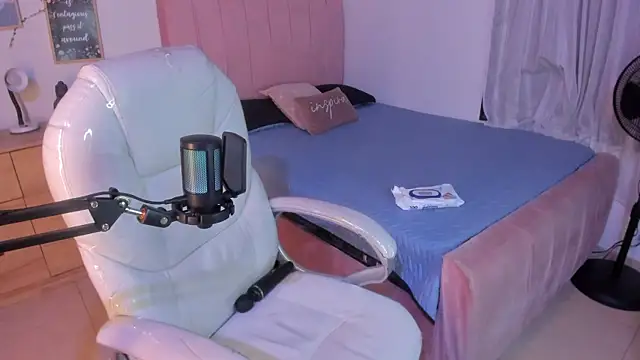 Amaia Daniells online show from February 7, 2025, 4:06 am