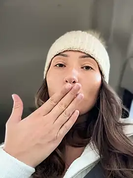 Snapshot of YOUR-KARINA chatting on January 5, 2025, 6:35 am YOUR-KARINA online show from January 5, 2025, 6:35 am