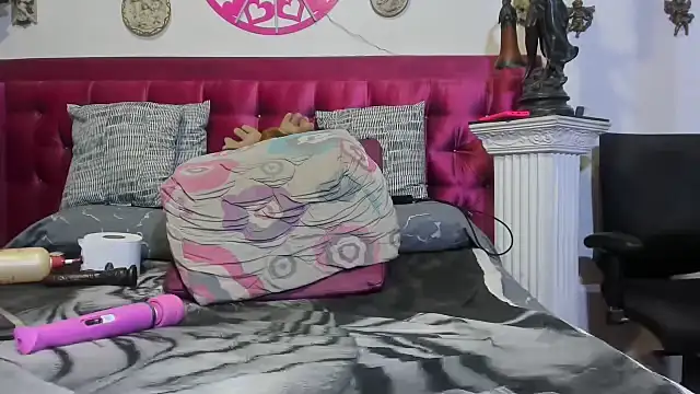 Snapshot of ArianaGoldd chatting on May 25, 2026, 6:28 pm ArianaGoldd online show from May 25, 2026, 6:28 pm
