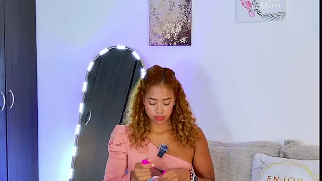 SarahCinnamon- online show from June 26, 2026, 4:46 pm