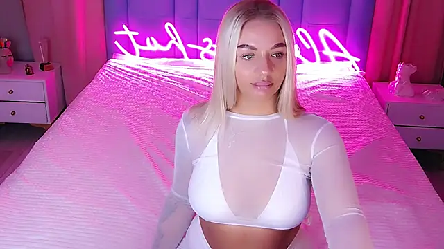 Snapshot of AllwaysHotJ chatting on November 4, 2025, 2:15 am AllwaysHotJ online show from November 4, 2025, 2:15 am