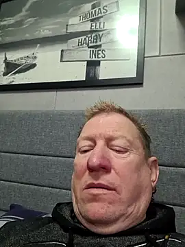 Snapshot of tomtom111111 chatting on November 30, 2025, 11:22 am tomtom111111 online show from November 30, 2025, 11:22 am