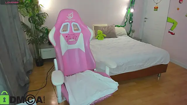 Snapshot of Lesya_Flin chatting on December 16, 2025, 9:24 am Lesya Flin online show from December 16, 2025, 9:24 am