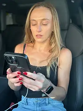 Snapshot of lunagirl13 chatting on July 6, 2026, 11:51 pm lunagirl13 online show from July 6, 2026, 11:51 pm