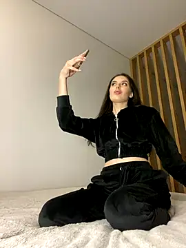 little belucci online show from November 22, 2025, 2:38 pm