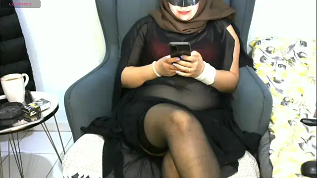 Snapshot of insatiableeee chatting on February 9, 2025, 8:34 pm insatiableeee online show from February 9, 2025, 8:34 pm