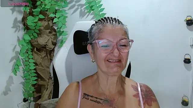 Snapshot of bety-cum2 chatting on April 17, 2026, 11:13 am bety-cum2 online show from April 17, 2026, 11:13 am