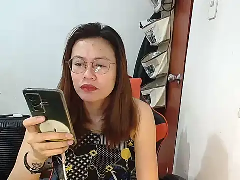 Snapshot of crizzybel chatting on May 16, 2026, 10:09 pm crizzybel online show from May 16, 2026, 10:09 pm