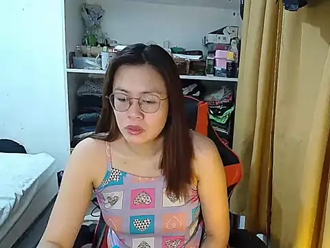 Snapshot of crizzybel chatting on May 4, 2026, 6:44 pm crizzybel online show from May 4, 2026, 6:44 pm