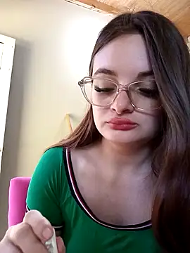 Snapshot of Emmacut chatting on October 20, 2025, 4:51 pm Emmacut online show from October 20, 2025, 4:51 pm