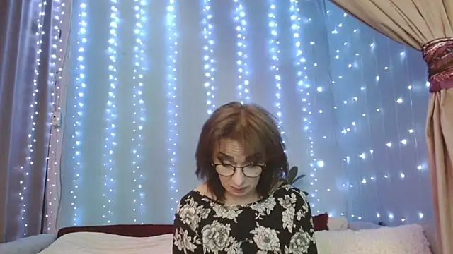 Snapshot of julia_renard chatting on May 17, 2026, 3:34 pm julia renard online show from May 17, 2026, 3:34 pm