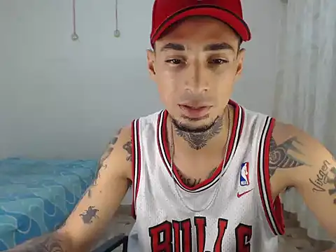 Snapshot of emiliano_hottt chatting on December 5, 2025, 5:17 am emiliano hottt online show from December 5, 2025, 5:17 am