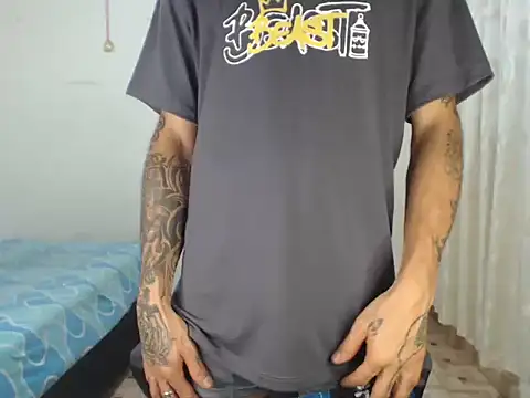 Snapshot of emiliano_hottt chatting on December 14, 2025, 9:31 pm emiliano hottt online show from December 14, 2025, 9:31 pm