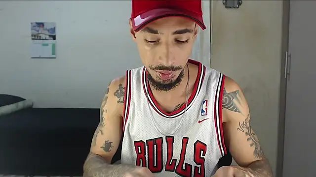 emiliano hottt online show from April 27, 2026, 1:53 pm