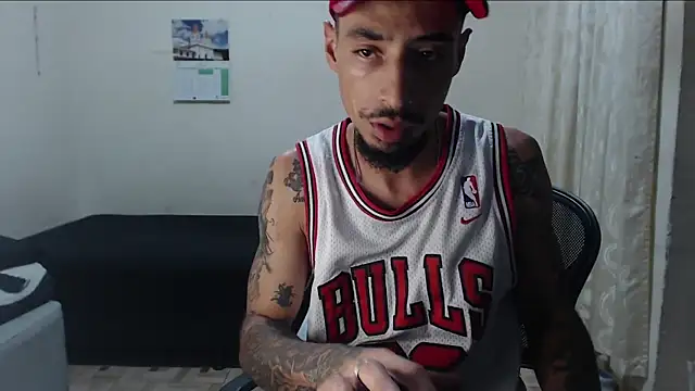 emiliano hottt online show from April 24, 2026, 2:02 am