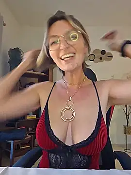 Snapshot of MissMialicious chatting on May 14, 2026, 4:26 pm MissMialicious online show from May 14, 2026, 4:26 pm
