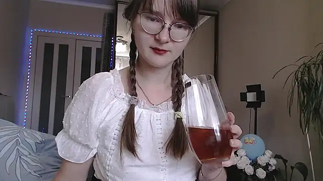 Snapshot of KiraGoldens chatting on September 30, 2025, 7:25 am KiraGoldens online show from September 30, 2025, 7:25 am