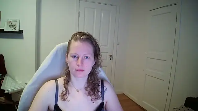 Snapshot of Girlnina-1995 chatting on March 12, 2026, 9:57 am Girlnina-1995 online show from March 12, 2026, 9:57 am