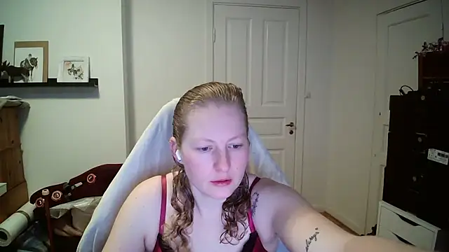 Snapshot of Girlnina-1995 chatting on February 18, 2026, 8:33 am Girlnina-1995 online show from February 18, 2026, 8:33 am