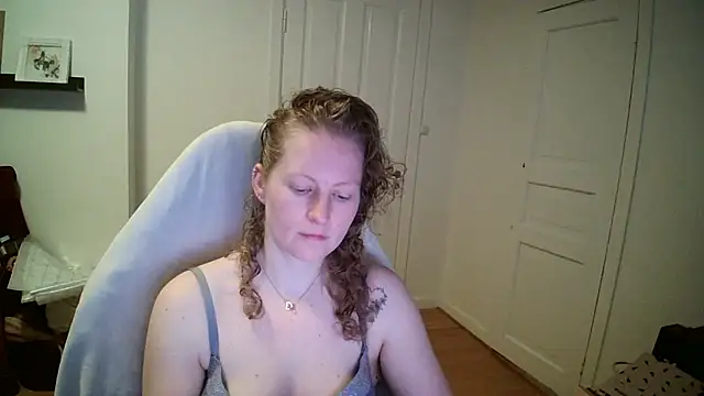 Snapshot of Girlnina-1995 chatting on March 11, 2026, 9:36 am Girlnina-1995 online show from March 11, 2026, 9:36 am
