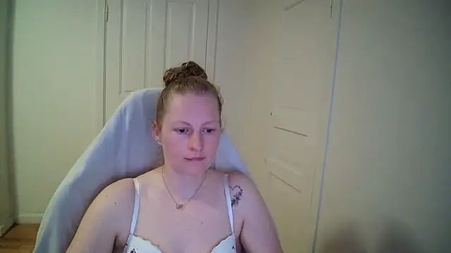 Snapshot of Girlnina-1995 chatting on April 1, 2026, 1:52 pm Girlnina-1995 online show from April 1, 2026, 1:52 pm