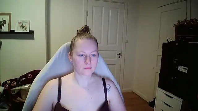 Snapshot of Girlnina-1995 chatting on February 4, 2026, 7:25 am Girlnina-1995 online show from February 4, 2026, 7:25 am