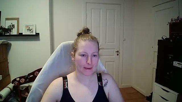 Snapshot of Girlnina-1995 chatting on February 20, 2026, 9:44 am Girlnina-1995 online show from February 20, 2026, 9:44 am