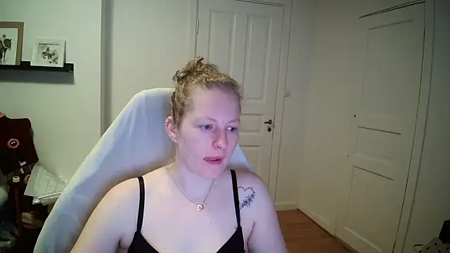 Snapshot of Girlnina-1995 chatting on March 20, 2026, 6:36 am Girlnina-1995 online show from March 20, 2026, 6:36 am