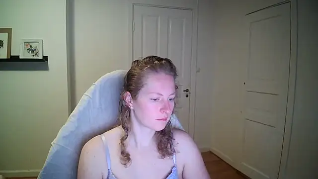 Girlnina-1995 online show from December 1, 2025, 9:43 am