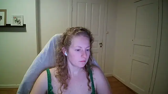 Girlnina-1995 online show from November 3, 2025, 7:28 pm